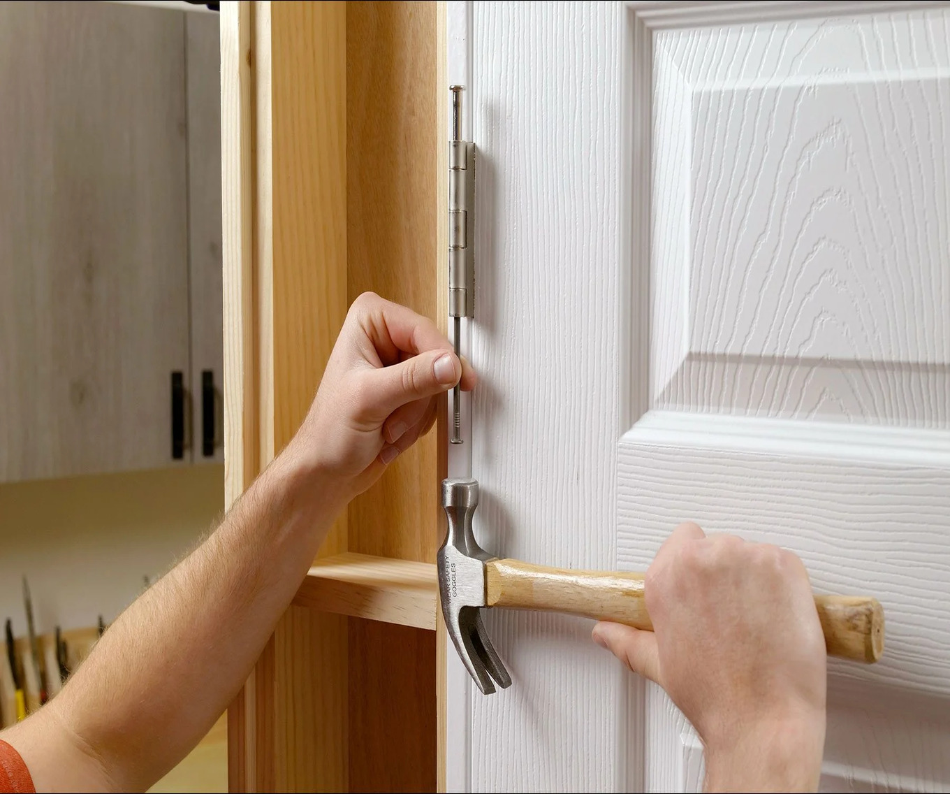 How-to-Take-a-Door-Off-the-Hinges_FHMVS23_PK_09_20_TakeADoorOffTheHinges_LEDE_FT